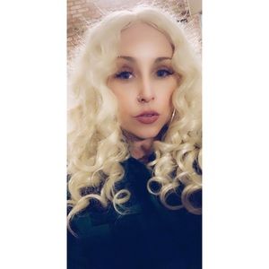 Blonde wig // curls